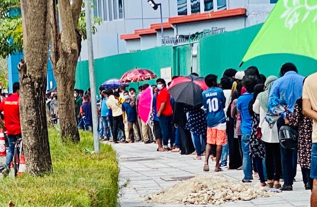 ވީޑިއޯ: ވެކްސިން ކިއޫގައި އެތައް ސަތޭކަ މީހުން ޖެހި ފިތިގެން!