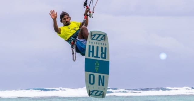 ކައިޓް ސާފިންގައި ކުރިއަރަމުން އަންނަ ސަމަދު