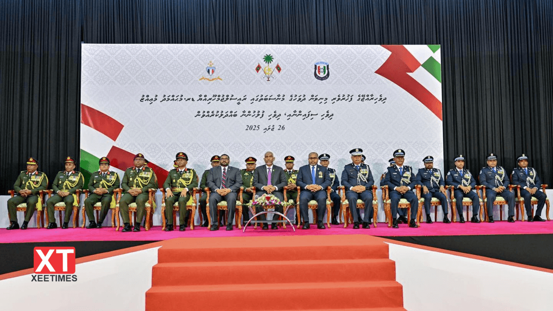 ފޮޓޯ: މިނިވަން ދުވަހުގެ މުނާސަބަތުގައި ރައީސް ޑރ. މުހައްމަދު މުޢިއްޒު ދިވެހި ސިފައިންނާއި ދިވެހި ފުލުހުންނާއި ބައްދަލުކުރެއްވުން