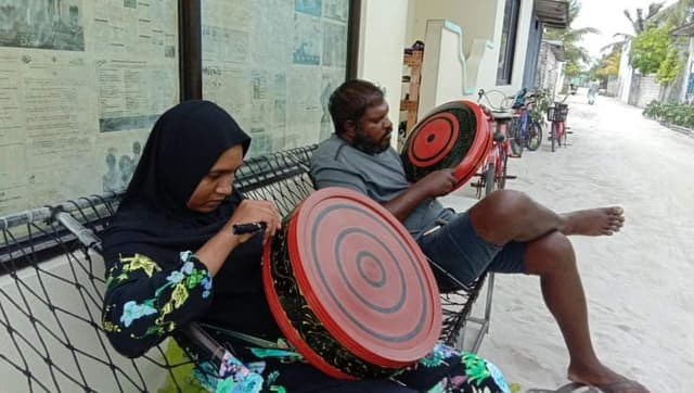ފޮޓޯ: ލިޔެލާ ޖެހުމަށް އެންމެ މަޝްހޫރު ބ.ތުޅާދޫގެ ލިޔެލާ ޖެހުމުގެ މަސައްކަތް
