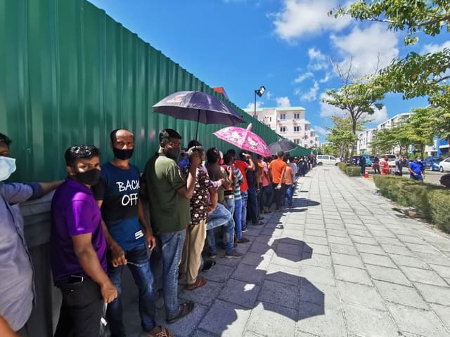 ފޮޓޯ: 500 ވަރަކަށް މީހުން ގައިދުރުކަމެއް ނެތި ކިއޫގައި!
