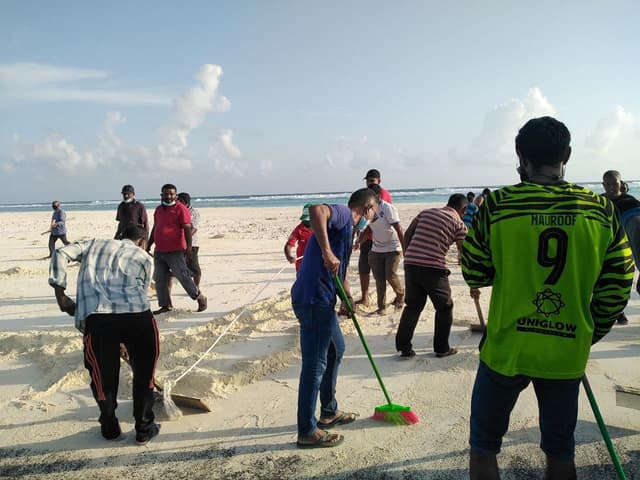 ފޮޓޯ: ހޯރަފުށީ ކުދިބޮޑު އެންމެން ނުކުމެ އެއާޕޯޓު ސާފުކޮށް ނަމޫނާ ދައްކައިފި