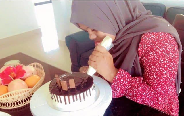 ކޭކު އަޅަން ފެށުނީ ފިރިމީހާގެ އުފަންދުވަހަށް އެޅި ކޭކުން!