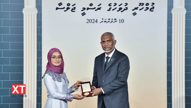 ފޮޓޯ: ދައުލަތަށް ދިގު މުއްދަތަކަށް ޚިދުމަތް ކުރެއްވި 53 ބޭފުޅަކަށް ޝަރަފުގެ ބެޖު އަދި މަތީ ދަރަޖަ ހޯދި ފަރާތްތަކަށް އިނާމު ދެއްވައިފި